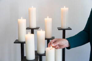 Aansteken van kaarsen als ritueel bij afscheid